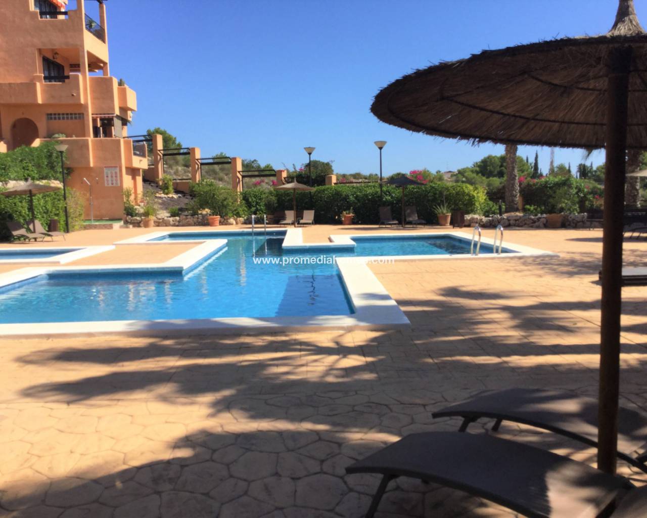 Ático moderno con piscina en venta en Villamartin