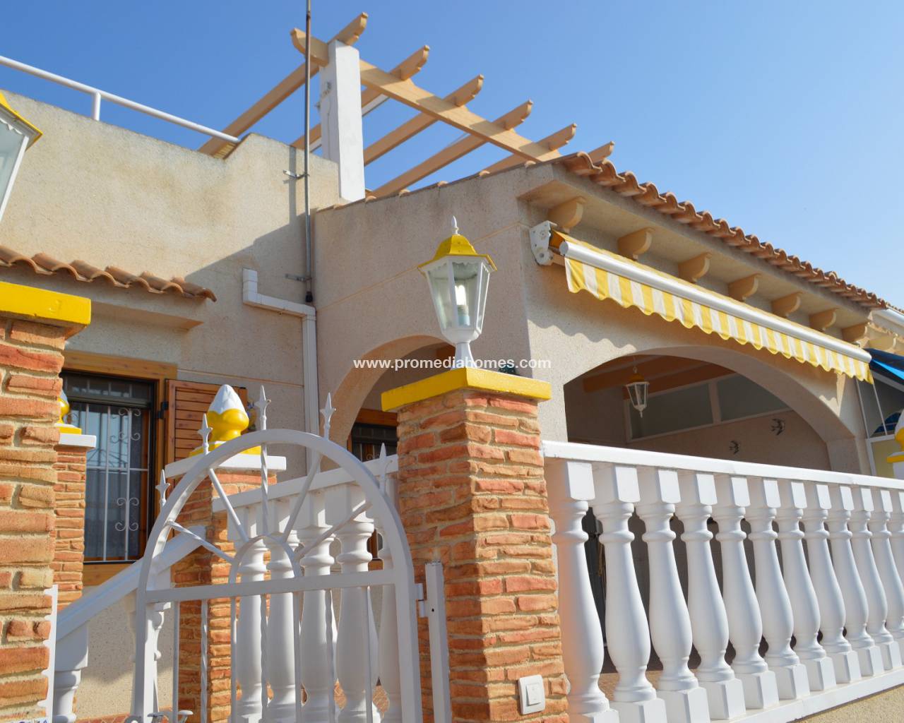 Myytävänä jälleenmyynti bungalow Playa Flamencassa