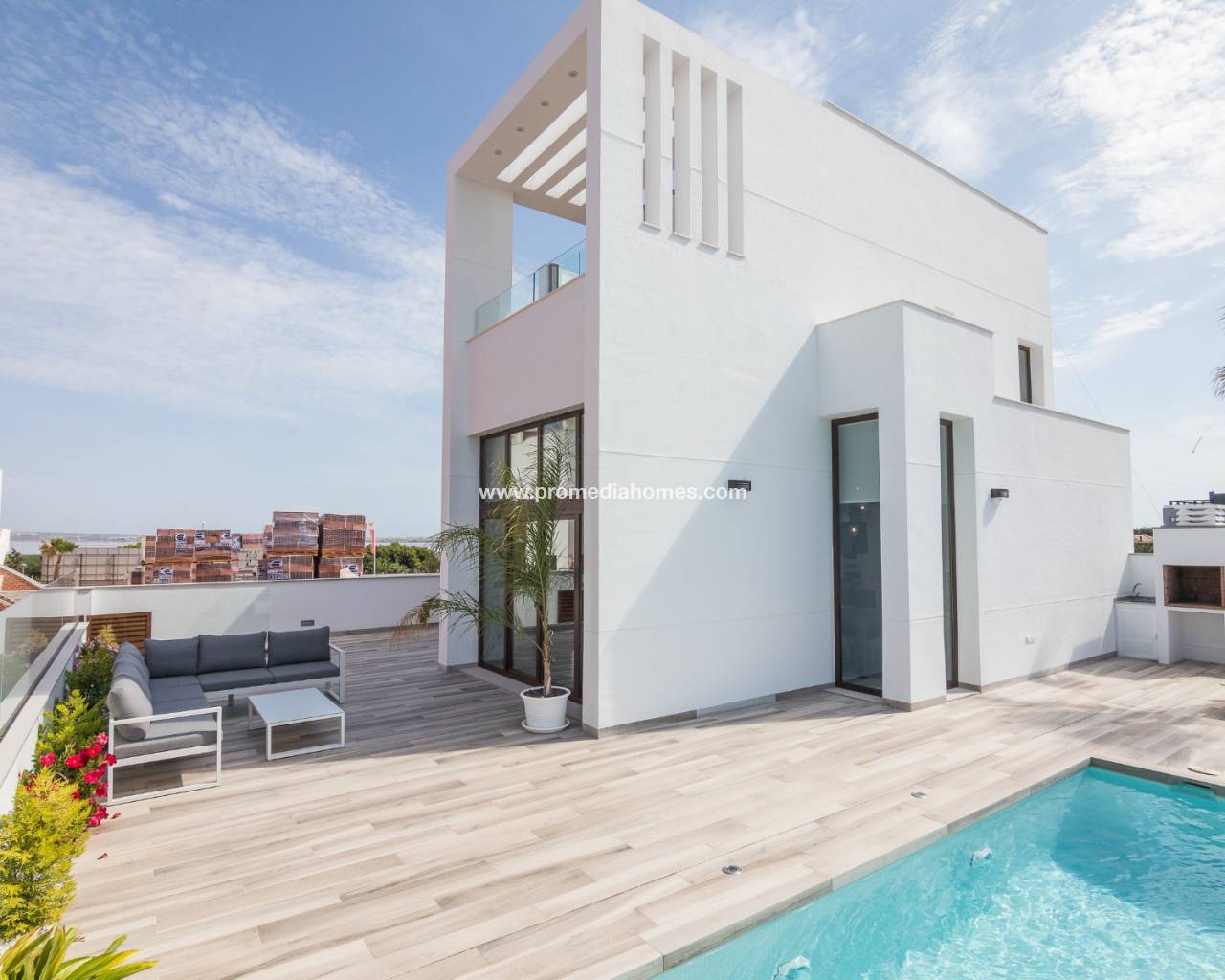 Villa de nueva construcción en venta en Torrevieja con piscina privada