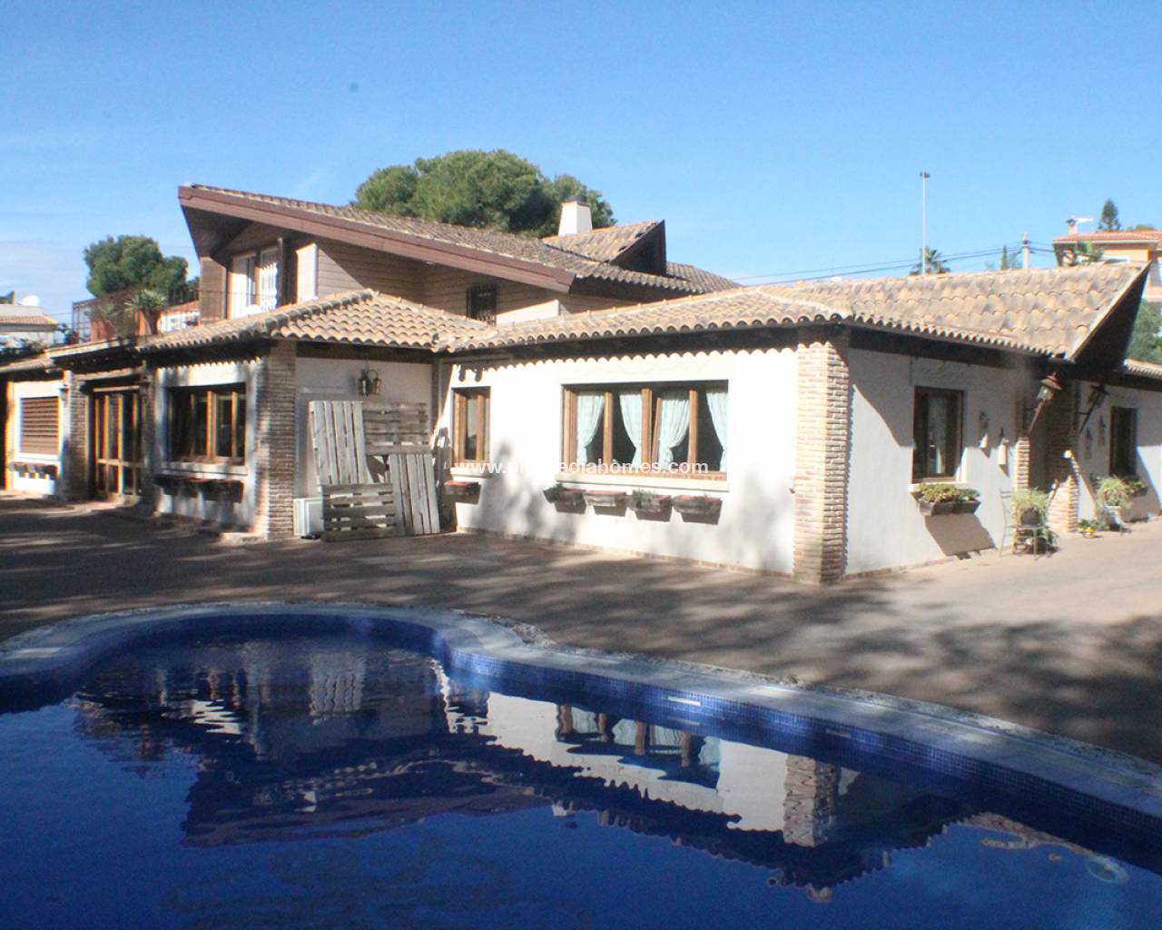 Villa med basseng til salgs i Algorfa